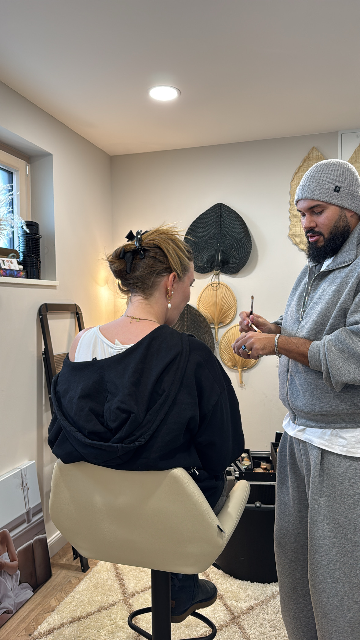 Stylist Shan beim professionellen Make-up